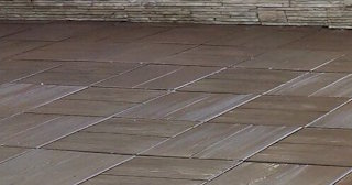 Бетонная брусчатка двора в Находке в октябре