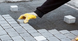 Монтаж тротуарной плитки на даче в Находке в октябре
