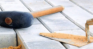 Профессиональная укладка тротуарной брусчатки в Находке в октябре