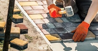 Укладка брусчатки «старый город» три цвета в Находке в октябре