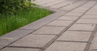 Профессиональная укладка тротуарных дорожек в Находке в октябре